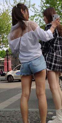 白衬衫牛仔热裤美女图片
