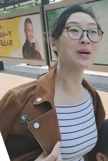 丰满眼镜条纹衫美少妇