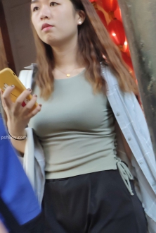 街拍衬衫配军绿色打底衫美女图片