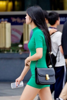 一袭绿连体裙把好身材衬托完美