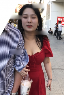 红色低胸性感美少妇