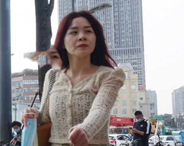 街拍时尚穿搭镂空上衣知性优雅短裙美腿美女写真图片