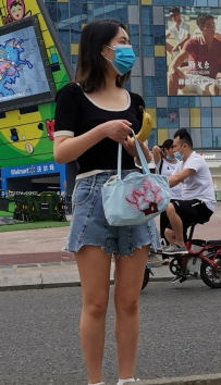 街拍黑色短袖牛仔热裤美女图片