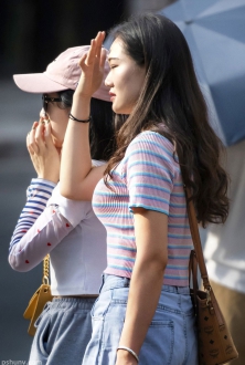 街拍丰满的条纹短袖美女穿搭图片