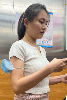 电梯间的美女