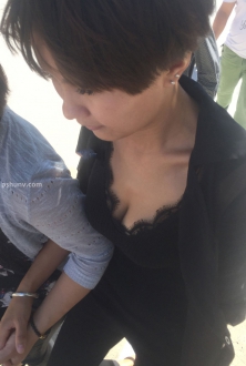 丰满迷人的黑色小西服美女