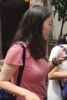 街拍粉色T恤牛仔裤美少妇写真