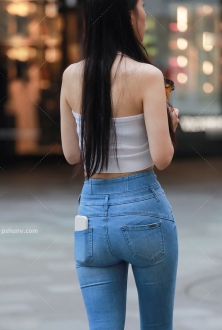 街拍露肩蓝色牛仔裤美女图片