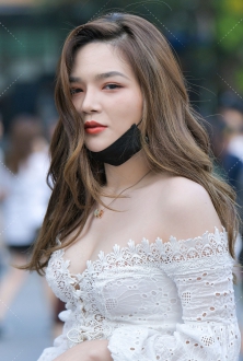 街拍白嫩丰满性感镂空露肩装热裤美少女图片