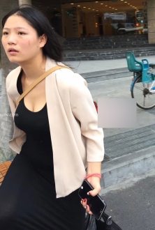 街拍美女图片：白外套黑色连衣长裙美女