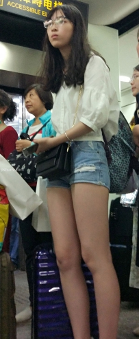 街拍牛仔热裤美女图片