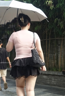 街拍丰满圆润的ck裙美女图片