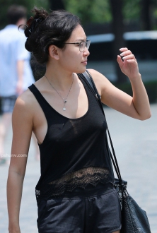 街拍黑色背心美少妇图片