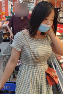 街拍逛超市的格子连衣裙美女图片