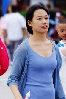 街拍宝蓝色针织长衫美女图片