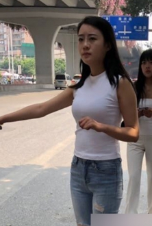 街拍成都搭的士的美女图片