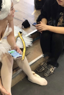 雪白芭蕾舞裙气质亭亭玉立美女图片