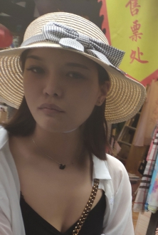 街拍丰满低胸v字领黑色连衣长裙美女图片
