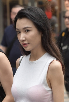街拍长沙无袖上衣丰满美女图片