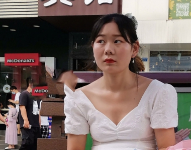 深圳东门休憩中的美女图片，低胸迷人