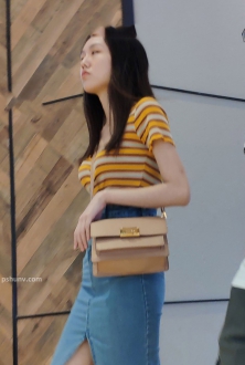 街拍条纹短袖牛仔长裙美女图片