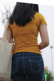 街拍黄色T恤牛仔长裤美女写真