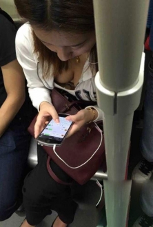 街拍丰满地铁美女