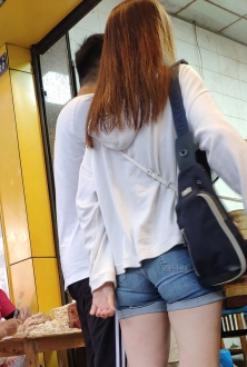 牛仔热裤美臀少妇