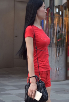 一袭红色装，身材稍微单薄了点