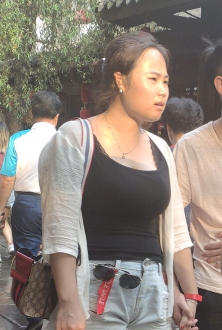 街拍上海外滩偶遇的丰满美女图片-2