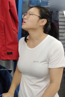 广州街拍服装店的丰满美女图片2