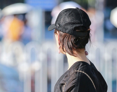 街拍美女紧身瑜伽裤出行，回头率超高