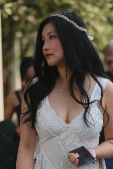 街拍丰满低胸迷人乳沟白色镂空礼服美女图片