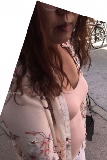 街拍粉红色打底衫美少妇图片
