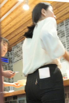街拍黑白穿搭之白衬衫黑色休闲裤美女图片