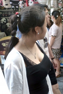 街拍上海外滩偶遇的丰满美女图片