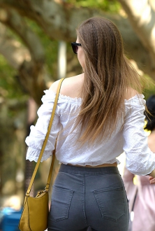 街拍丰满灰色牛仔长腿美女图片