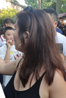 街拍黑色吊带背心配牛仔裤美女图片