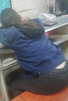 值班中的女同事，是不是有点困了