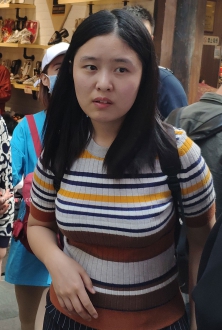 街拍彩色条纹针织衫配小短裙美女图片