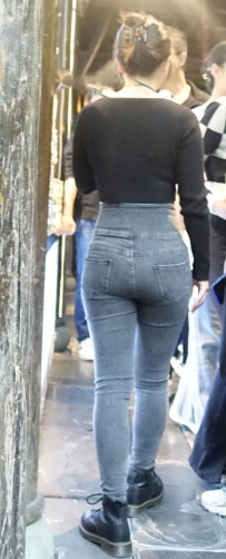 灰色牛仔裤美女图片
