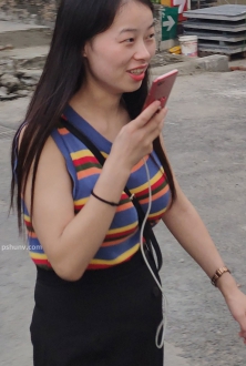 彩色条纹短袖美女图片