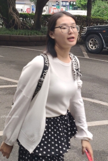 街拍丰满美女系列之黑色波点长裙美女写真