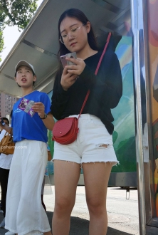 街拍白色牛仔热裤美女写真-2