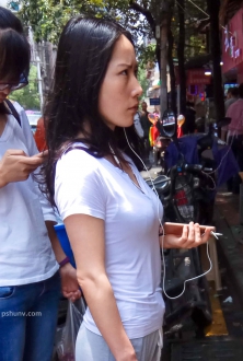 街拍白色T恤美女图片