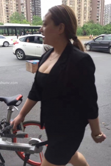 美女黑外套黑短裙让人更显干练清爽