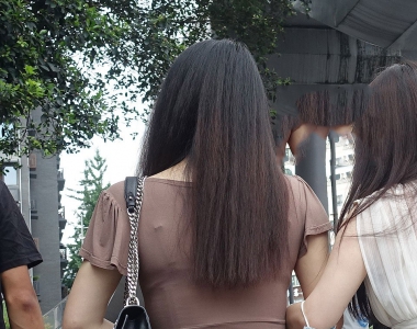 夏日时尚穿搭街拍卡其色连衣长裙裹臀美女图片