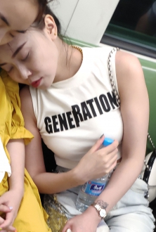 街拍北京地铁丰满性感美女图片