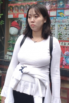 街拍白色针织衫美女