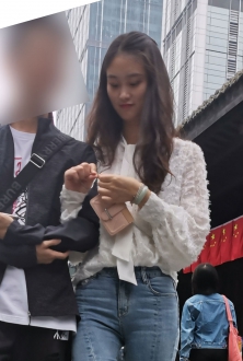 街拍白衣牛仔裤美女图片